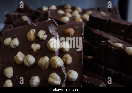 Jérusalem, Israël. 28 juillet, 2016. Daniel et Eliya Fabrication de chocolat au lait vegan à leur petit 'Panda' factory utilisant du lait de soja et l'huile de noix de coco dans une recette provenant de deux années d'expérimentation. Israël, considéré comme "la capitale du monde vegan', a la plus forte population végétalienne par habitant dans le monde. Environ 5  % ont renoncé à la viande, les produits laitiers et les œufs pour des raisons idéologiques. La tendance s'est également imposé dans la communauté orthodoxe où les nouveaux convertis utiliser sources juives d'argumenter contre la consommation de viande. Banque D'Images