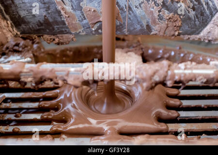 Jérusalem, Israël. 28 juillet, 2016. Daniel et Eliya Fabrication de chocolat au lait vegan à leur petit 'Panda' factory utilisant du lait de soja et l'huile de noix de coco dans une recette provenant de deux années d'expérimentation. Israël, considéré comme "la capitale du monde vegan', a la plus forte population végétalienne par habitant dans le monde. Environ 5  % ont renoncé à la viande, les produits laitiers et les œufs pour des raisons idéologiques. La tendance s'est également imposé dans la communauté orthodoxe où les nouveaux convertis utiliser sources juives d'argumenter contre la consommation de viande. Banque D'Images