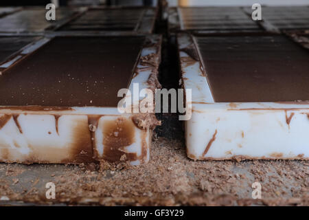 Jérusalem, Israël. 28 juillet, 2016. Daniel et Eliya Fabrication de chocolat au lait vegan à leur petit 'Panda' factory utilisant du lait de soja et l'huile de noix de coco dans une recette provenant de deux années d'expérimentation. Israël, considéré comme "la capitale du monde vegan', a la plus forte population végétalienne par habitant dans le monde. Environ 5  % ont renoncé à la viande, les produits laitiers et les œufs pour des raisons idéologiques. La tendance s'est également imposé dans la communauté orthodoxe où les nouveaux convertis utiliser sources juives d'argumenter contre la consommation de viande. Banque D'Images