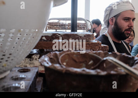 Jérusalem, Israël. 28 juillet, 2016. DANIEL et Eliya Fabrication de chocolat au lait vegan à leur petit 'Panda' factory utilisant du lait de soja et l'huile de noix de coco dans une recette provenant de deux années d'expérimentation. Israël, considéré comme "la capitale du monde vegan', a la plus forte population végétalienne par habitant dans le monde. Environ 5  % ont renoncé à la viande, les produits laitiers et les œufs pour des raisons idéologiques. La tendance s'est également imposé dans la communauté orthodoxe où les nouveaux convertis utiliser sources juives d'argumenter contre la consommation de viande. Banque D'Images