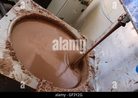 Jérusalem, Israël. 28 juillet, 2016. Daniel et Eliya Fabrication de chocolat au lait vegan à leur petit 'Panda' factory utilisant du lait de soja et l'huile de noix de coco dans une recette provenant de deux années d'expérimentation. Israël, considéré comme "la capitale du monde vegan', a la plus forte population végétalienne par habitant dans le monde. Environ 5  % ont renoncé à la viande, les produits laitiers et les œufs pour des raisons idéologiques. La tendance s'est également imposé dans la communauté orthodoxe où les nouveaux convertis utiliser sources juives d'argumenter contre la consommation de viande. Banque D'Images