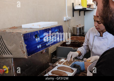 Jérusalem, Israël. 28 juillet, 2016. DANIEL (R) et EILYA (L) fabrication de chocolat au lait vegan à leur petit 'Panda' factory utilisant du lait de soja et l'huile de noix de coco dans une recette provenant de deux années d'expérimentation. Israël, considéré comme "la capitale du monde vegan', a la plus forte population végétalienne par habitant dans le monde. Environ 5  % ont renoncé à la viande, les produits laitiers et les œufs pour des raisons idéologiques. La tendance s'est également imposé dans la communauté orthodoxe où les nouveaux convertis utiliser sources juives d'argumenter contre la consommation de viande. Banque D'Images