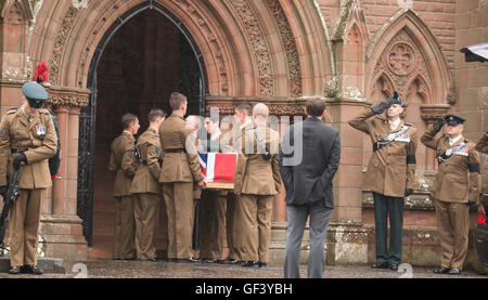 Dumfries, en Écosse, au Royaume-Uni. 28 juillet, 2016. Funérailles de Joshua Hoole à CrichtonChurch, Dumfries. L'Écosse Le Cpl Joshua Hoole, 26 ans, de Ecclefechan, près de Lockerbie, est mort sur la formation préalable au cours de la bataille des sergents peloton Course Credit : sud-ouest de l'ECOSSE/Alamy Images Live News Banque D'Images