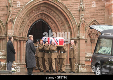 Dumfries, en Écosse, au Royaume-Uni. 28 juillet, 2016. Funérailles de Joshua Hoole à CrichtonChurch, Dumfries. L'Écosse Le Cpl Joshua Hoole, 26 ans, de Ecclefechan, près de Lockerbie, est mort sur la formation préalable au cours de la bataille des sergents peloton Course Credit : sud-ouest de l'ECOSSE/Alamy Images Live News Banque D'Images