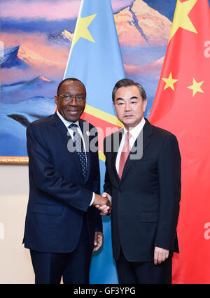 Beijing, Chine. 28 juillet, 2016. Le Ministre chinois des affaires étrangères Wang Yi (R) RENCONTRE AVEC LE DR Congo Le ministre des Affaires étrangères, Raymond Tshibanda, qui venaient d'assister à une réunion des coordinateurs sino-africain sur la mise en œuvre des actions découlant du Forum sur la coopération Chine-Afrique (FOCAC) s'est tenu à Johannesburg en Afrique du Sud, à Beijing, capitale de Chine, le 28 juillet 2016. © Zhang Ling/Xinhua/Alamy Live News Banque D'Images