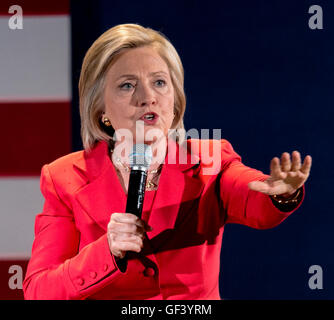 Fichier. 28 juillet, 2016. HILLARY CLINTON est maintenant officiellement le candidat démocrate à la présidence, ce qui rend l'histoire comme la première et seule femme à avoir jamais remporté l'investiture présidentielle d'un grand parti. Sur la photo : le 17 juillet 2015 - Cedar Rapids, Iowa, États-Unis - Hillary Clinton parle à une partie de lancement tenue à l'Édifice commémoratif des anciens combattants. © Brian Cahn/ZUMA/Alamy Fil Live News Banque D'Images