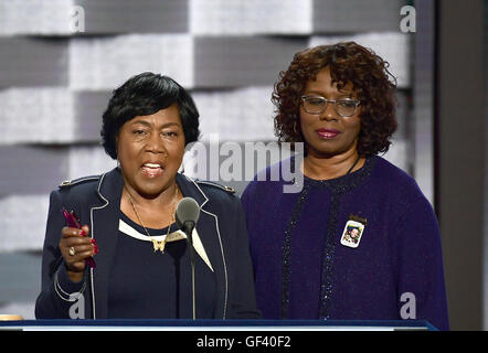 Philadelphie, Pennsylvanie, USA. 27 juillet, 2016. Felicia Sanders et Polly Sheppard, deux des trois survivants de l'Église mère Emanuel tir dans Charleston, Caroline du Sud, faire des remarques au cours de la troisième session de la Convention nationale démocrate de 2016 à la Wells Fargo Center de Philadelphie, Pennsylvanie, le mercredi, Juillet 27, 2016.Credit : Ron Sachs/CNP. Credit : Ron Sachs/CNP/ZUMA/Alamy Fil Live News Banque D'Images