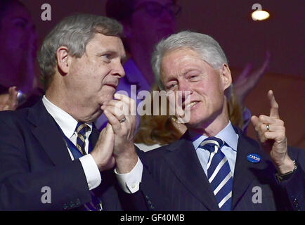 Philadelphie, Pennsylvanie, USA. 27 juillet, 2016. L'ancien Président des États-Unis Bill Clinton, le port d'un bouton qui dit ''Hillary'' en hébreu, partage quelques réflexions avec la secrétaire de l'Agriculture Tom Vlsack au cours de la troisième session de la Convention nationale démocrate de 2016 à la Wells Fargo Center de Philadelphie, Pennsylvanie, le mercredi, Juillet 27, 2016.Credit : Ron Sachs/CNP. Credit : Ron Sachs/CNP/ZUMA/Alamy Fil Live News Banque D'Images