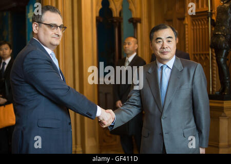 Moscou, Russie. 28 juillet, 2016. Le Ministre assistant chinois des affaires étrangères Kong Xuanyou (R), serre la main avec le Vice-Ministre des affaires étrangères Igor Morgulov durant la quatrième réunion sur la sécurité en Asie du Nord-Est, tenue à Moscou, en Russie, le 28 juillet 2016. La Chine et la Russie ont exprimé jeudi sur de sérieuses préoccupations concernant le déploiement du terminal High Altitude Area Defense (THAAD) en Corée du Sud. © Evgeny Sinitsyn/Xinhua/Alamy Live News Banque D'Images