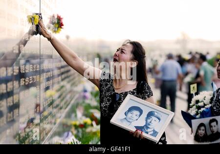 Tangshan, Province de Hebei en Chine. 28 juillet, 2016. Une femme pleure pour des parents tués dans le tremblement de terre de Tangshan en 1976 devant un mur commémoratif à Tangshan, Province de Hebei en Chine du nord, le 28 juillet 2016. Dans les premières heures du 28 juillet 1976, un séisme de magnitude 7,8 a frappé la ville dans la province de Hebei, tuant plus de 242 000 personnes. Les résidents locaux sont venus à la Tangshan Séisme Ruines Memorial Park et le séisme Monument à montrer l'amour à leurs défunts membres de la famille et les amis de jeudi. © Wu Xiaoling/Xinhua/Alamy Live News Banque D'Images