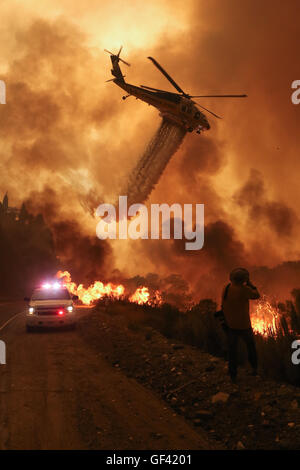Santa Clarita, Californie, USA. 24 juillet, 2016. 24 juillet 2016 - Le ''Set Fire'' a commencé à un peu après 14h00 le 22 juillet 2016 près de l'autoroute 14 et le sable Canyon et a brûlé depuis plus de 38 000 acres au nord de Los Angeles, Californie. De nombreuses équipes au sol, l'aile fixe et d'hélicoptères de combat ressources continuent de l'incendie. © Craig Durling/ZUMA/Alamy Fil Live News Banque D'Images