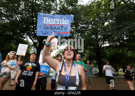 Philadelphie, USA. 28 juillet, 2016. Sarah De Long de Michigan, un délégué pour Bernie Sanders est une protestation contre la nomination de Hillary Clinton à l'extérieur de la Convention Nationale Démocratique. Crédit : John Orvis/Alamy Live News Banque D'Images