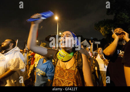 Philadelphie, USA. 28 juillet, 2016. Mullins Automne de Ashville, NC chants à l'extérieur avec d'autres manifestants et Bernie Sanders partisans contre la nomination de Hillary Clinton. Crédit : John Orvis/Alamy Live News Banque D'Images