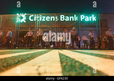 Philadelphie, USA. 28 juillet, 2016. Monter la garde de la police en grand nombre en dehors de la Convention Nationale Démocratique site comme Hillary Clinton a prononcé un discours. Crédit : John Orvis/Alamy Live News Banque D'Images