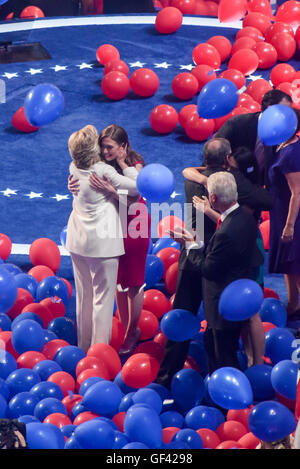 Philadelphie, Pennsylvanie, USA. 28 juillet, 2016. Hillary et Chelsea Clinton embrasser et célébrer la conclusion de la Convention Nationale Démocratique Crédit : Don Mennig/Alamy Live News Banque D'Images