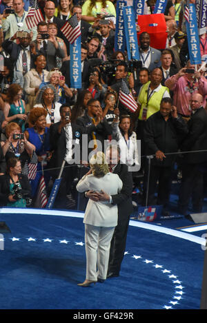 Philadelphie, Pennsylvanie, USA. 28 juillet, 2016. Hillary Clinton et Tim Kaine embrasser et célébrer la conclusion de la Convention Nationale Démocratique Crédit : Don Mennig/Alamy Live News Banque D'Images