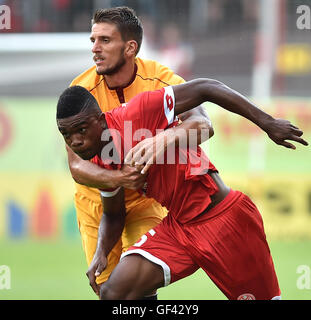 Mainz, Allemagne. 28 juillet, 2016. Mainz' Jhon Cordoba (avant) en action contre Sevilla's Daniel Carrico pendant l'international soccer match amical entre FSV Mainz 05 et FC Séville à Mainz, Allemagne, 28 juillet 2016. Photo : Torsten Silz/dpa/Alamy Live News Banque D'Images