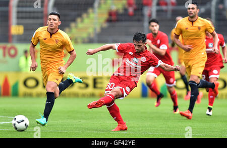 Mainz, Allemagne. 28 juillet, 2016. Mainz' Besar Halimi (C) en action contre Sevilla'S Claudio Kranevitter Matias pendant le match amical international de football entre FSV Mainz 05 et FC Séville à Mainz, Allemagne, 28 juillet 2016. Photo : Torsten Silz/dpa/Alamy Live News Banque D'Images