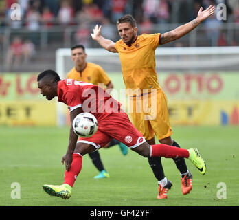 Mainz, Allemagne. 28 juillet, 2016. Mainz' Jhon Cordoba (L) en action contre Sevilla's Daniel Carrico pendant l'international soccer match amical entre FSV Mainz 05 et FC Séville à Mainz, Allemagne, 28 juillet 2016. Photo : Torsten Silz/dpa/Alamy Live News Banque D'Images