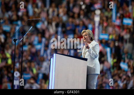 Philadelphie, Pennsylvanie, USA. 28 juillet, 2016. Candidat à la présidence démocrate américaine Hillary Clinton prononce un discours sur le dernier jour de la Convention Nationale Démocratique des États-Unis 2016 à la Wells Fargo Center, Philadelphie, Pennsylvanie, aux États-Unis le 28 juillet 2016. L'ancien secrétaire d'Etat américaine Hillary Clinton le jeudi officiellement accepté la nomination du Parti démocrate pour le poste de président et a promis plus d'opportunités économiques pour les Américains et 'équilibrées leadership.' Credit : Muzi Li/Xinhua/Alamy Live News Banque D'Images