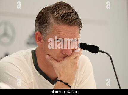 Ascona, Suisse. 25 mai, 2016. Bastian Schweinsteiger l'Allemagne participe à une conférence de presse à Ascona, Suisse, 25 mai 2016. L'Allemagne national soccer squad se prépare à la UEFA EURO 2016 qui se tiendra en France dans un camp d'entraînement à Ascona, Suisse, avant le 03 juin. Photo : CHRISTIAN CHARISIUS/dpa | dans le monde d'utilisation/dpa/Alamy Live News Banque D'Images