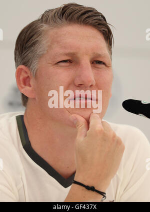 Ascona, Suisse. 25 mai, 2016. Bastian Schweinsteiger l'Allemagne participe à une conférence de presse à Ascona, Suisse, 25 mai 2016. L'Allemagne national soccer squad se prépare à la UEFA EURO 2016 qui se tiendra en France dans un camp d'entraînement à Ascona, Suisse, avant le 03 juin. Photo : CHRISTIAN CHARISIUS/dpa | dans le monde d'utilisation/dpa/Alamy Live News Banque D'Images