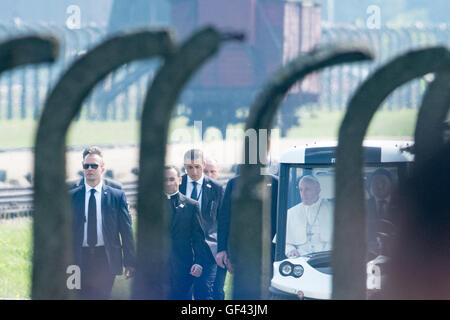 Auschwitz, en Pologne. 29 juillet, 2016. Le pape François arrive à l'ancien camp d'extermination nazi d'Auschwitz-Birkenau à Oswiecim, Pologne le vendredi 29 juillet 2016. Il dépense une "journée du silence" ici, prendre part à la Journée mondiale de la Jeunesse (JMJ) qui a eu lieu en Pologne. Photo : Armin Weigel/dpa dpa : Crédit photo alliance/Alamy Live News Banque D'Images