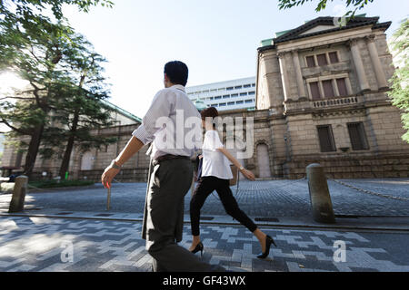 Tokyo, Japon. 29 juillet, 2016. Les piétons passer devant la Banque du Japon le 29 juillet 2016, Tokyo, Japon. Le Nikkei 225 Stock Average fermé 0,56  % ou 92,43 points à 16 569,27 la récupération des pertes subies après réaction négative à la Banque du Japon est plus faible que prévu de relance. Credit : Rodrigo Reyes Marin/AFLO/Alamy Live News Banque D'Images