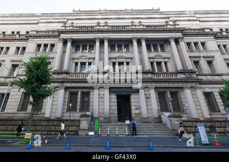 Tokyo, Japon. 29 juillet, 2016. Les piétons passer devant la Banque du Japon le 29 juillet 2016, Tokyo, Japon. Le Nikkei 225 Stock Average fermé 0,56  % ou 92,43 points à 16 569,27 la récupération des pertes subies après réaction négative à la Banque du Japon est plus faible que prévu de relance. Credit : Rodrigo Reyes Marin/AFLO/Alamy Live News Banque D'Images