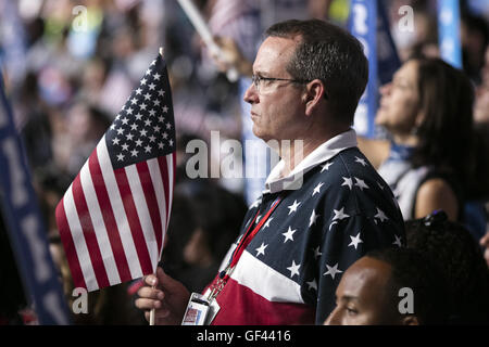 (160729)-- Philadelphie, 29 juillet 2016 (Xinhua) -- un délégué à l'écoute des discours de Hillary Clinton sur le dernier jour de la Convention Nationale Démocratique des États-Unis 2016 à la Wells Fargo Center, Philadelphie, Pennsylvanie, aux États-Unis le 28 juillet 2016. L'ancien secrétaire d'Etat américaine Hillary Clinton le jeudi officiellement accepté la nomination du Parti démocrate pour le poste de président et a promis plus d'opportunités économiques pour les Américains et 'équilibrées de leadership." (Xinhua/Li muss i)(zy) Banque D'Images