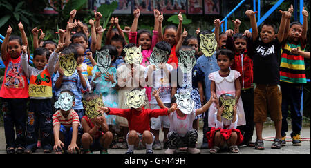 Katmandou, Népal. 29 juillet, 2016. Les enfants portant des masques népalais tigre du geste dans la célébration de la journée internationale de Tiger à Katmandou, Népal, 29 juillet 2016. International Tiger journée est célébrée chaque année le 29 juillet, visant à accroître la sensibilisation pour la conservation du tigre. Credit : Sunil Sharma/Xinhua/Alamy Live News Banque D'Images