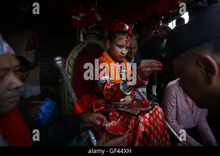 Kathmandu, Népal. 29 juillet, 2016. Déesse vivante Kumari appliquant tika aux fidèles après un Guthi Sansthan états affichait le joyau noir cloutés Bhoto de Rato Machhindranath au public du char de la déité de conclure le festival à Jawalakhel, Kathmandu, Népal le vendredi, Juillet 29, 16. Credit : Skanda Gautam/ZUMA/Alamy Fil Live News Banque D'Images