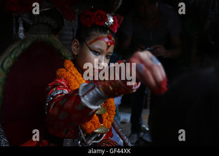 Kathmandu, Népal. 29 juillet, 2016. Déesse vivante Kumari appliquant tika aux fidèles après un Guthi Sansthan états affichait le joyau noir cloutés Bhoto de Rato Machhindranath au public du char de la déité de conclure le festival à Jawalakhel, Kathmandu, Népal le vendredi, Juillet 29, 16. Credit : Skanda Gautam/ZUMA/Alamy Fil Live News Banque D'Images