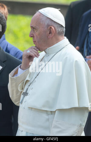 Auschwitz-Birkenau, en Pologne. 29 juillet, 2016. Le pape François visites l'ancien camp d'extermination nazis d'Auschwitz-Birkenau à Oswiecim, Pologne le vendredi 29 juillet 2016. Il dépense une "journée du silence" ici, prendre part à la Journée mondiale de la Jeunesse (JMJ) qui a eu lieu en Pologne. Dpa : Crédit photo alliance/Alamy Live News Banque D'Images