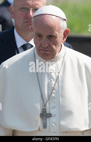 Auschwitz-Birkenau, en Pologne. 29 juillet, 2016. Le pape François visites l'ancien camp d'extermination nazis d'Auschwitz-Birkenau à Oswiecim, Pologne le vendredi 29 juillet 2016. Il dépense une "journée du silence" ici, prendre part à la Journée mondiale de la Jeunesse (JMJ) qui a eu lieu en Pologne. Dpa : Crédit photo alliance/Alamy Live News Banque D'Images