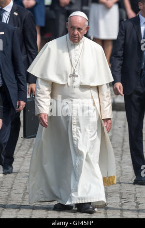 Auschwitz-Birkenau, en Pologne. 29 juillet, 2016. Le pape François visites l'ancien camp d'extermination nazis d'Auschwitz-Birkenau à Oswiecim, Pologne le vendredi 29 juillet 2016. Il dépense une "journée du silence" ici, prendre part à la Journée mondiale de la Jeunesse (JMJ) qui a eu lieu en Pologne. Dpa : Crédit photo alliance/Alamy Live News Banque D'Images