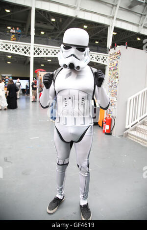 Olympia, Londres, Royaume-Uni. 29 juillet, 2016. Participant habillé. London Film & Comic Con a lieu à l'Olympia du 29 au 30 juillet 2016. London Film & Comic Con rassemble certaines des stars préférées à partir de la télévision, le cinéma et la bande dessinée. L'événement attirera des milliers de science-fiction, la bande dessinée et des jeux de l'ensemble des fans. Credit : Dinendra Haria/Alamy Live News Banque D'Images