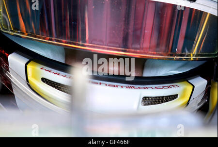 Hockenheim, Allemagne. 29 juillet, 2016. La pilote de F1 Lewis Hamilton de Mercedes AMG Petronas dans la voie des stands pendant la deuxième libre à la formation d'Hockenheim à Hockenheim, Allemagne, 29 juillet 2016. Le Grand Prix d'Allemagne aura lieu le 31.07.2016. PHOTO : JAN WOITAS/dpa/Alamy Live News Banque D'Images