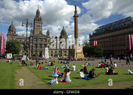 Glasgow, Ecosse, Royaume-Uni. 29 juillet, 2016. Les touristes en Ecosse enfin vu le soleil après le mois de juillet n'a pas réussi à offrir la promesse au début de l'année et les habitants jouissent des espaces verts dans la ville. Credit : Gérard Ferry/Alamy Live News Banque D'Images