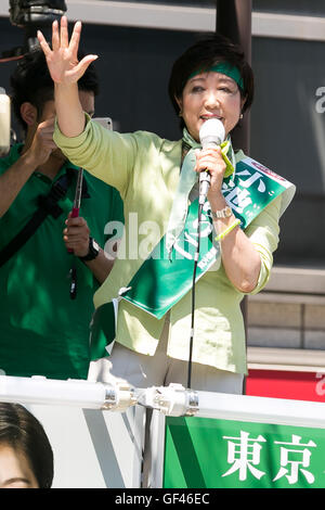 L'ancien ministre de la Défense Yuriko Koike, un candidat pour le gouverneur de Tokyo, fait un discours de la rue à l'extérieur de la station Shibuya le 29 juillet 2016, Tokyo, Japon. Deux jours avant l'élection au poste de gouverneur de Tokyo Koike est l'un ou l'favoris pour devenir le prochain gouverneur de Tokyo, selon un sondage Kyodo News. © Rodrigo Reyes Marin/AFLO/Alamy Live News Banque D'Images