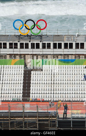 En août. 29 juillet, 2016. Un travailleur se trouve à l'intérieur de l'arène de beach-volley à la plage de Copacabana à Rio de Janeiro, Brésil, le 29 juillet 2016. Les Jeux Olympiques de Rio 2016 se tiendra du 05 au 21 août. Photo : Sebastian Kahnert/dpa/Alamy Live News Banque D'Images