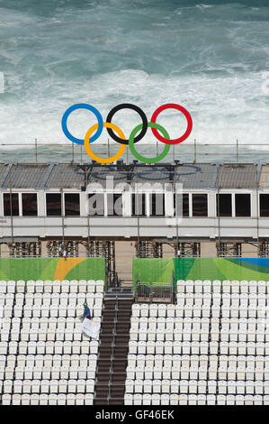 En août. 29 juillet, 2016. Un travailleur se trouve à l'intérieur de l'arène de beach-volley à la plage de Copacabana à Rio de Janeiro, Brésil, le 29 juillet 2016. Les Jeux Olympiques de Rio 2016 se tiendra du 05 au 21 août. Photo : Sebastian Kahnert/dpa/Alamy Live News Banque D'Images