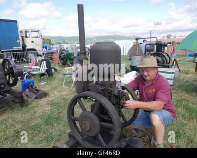 Près de Malvern, Royaume-Uni. 29 juillet, 2016. Bob Townsend, de Tadley Hampshire, assister à l'une de ses essences/paraffine powered moteurs fixes à la vapeur Welland Rally près de Malvern Royaume-uni. Ce Petter moteur fabriqué à partir des années 20, a été trouvé dans une vieille grange et avait un piston saisi. Il a fallu près d'un an avec la pression d'un dix tonnes cric-bouteille et une application régulière d'huile sur le piston libre. Les amateurs de vieilles machines à vapeur et de tout le pays assister à cet événement annuel qui en est à sa 52e année. Crédit : Richard Sheppard/Alamy Live News Banque D'Images