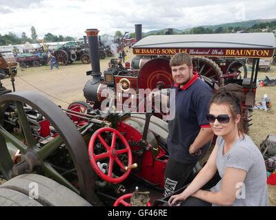 Près de Malvern, Royaume-Uni. 29 juillet, 2016. Mathew Holt et ami Chantelle Cook de Doncaster aux commandes d'un Devonline 1901 Burrell au moteur de traction à vapeur Welland juste près de Malvern Royaume-uni. Son père Mathew et reconstruit le moteur sur trois ans et viennent sur la Rallye Welland depuis de nombreuses années. Les amateurs de vieilles machines à vapeur et de tout le pays assister à cet événement annuel qui en est à sa 52e année. Crédit : Richard Sheppard/Alamy Live News Banque D'Images