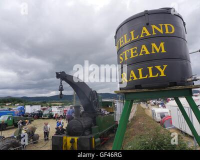 Près de Malvern, Royaume-Uni. 29 juillet, 2016. Le réservoir d'eau à la vapeur Welland Rally près de Malvern Royaume-uni permet à chacun de savoir où ils sont. - Moteur de la grue d'être rempli avec de l'eau dans ce shot - était donnant des promenades le long de la piste. Les amateurs de vieilles machines à vapeur et de tout le pays assister à cet événement annuel qui en est à sa 52e année. Crédit : Richard Sheppard/Alamy Live News Banque D'Images