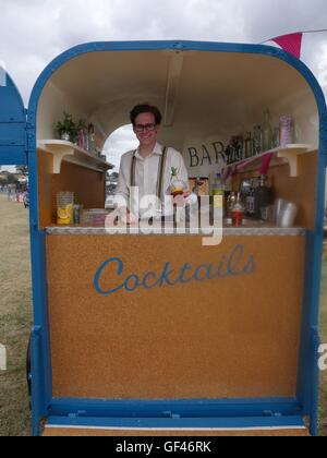 Près de Malvern, Royaume-Uni. 29 juillet, 2016. David Godwin de Cheltenham servant de Pimms visiteurs assoiffés à la vapeur Welland Rally près de Malvern Royaume-uni dans un cheval fort nattily converti. Les amateurs de vieilles machines à vapeur et de tout le pays assister à cet événement annuel qui en est à sa 52e année. Crédit : Richard Sheppard/Alamy Live News Banque D'Images