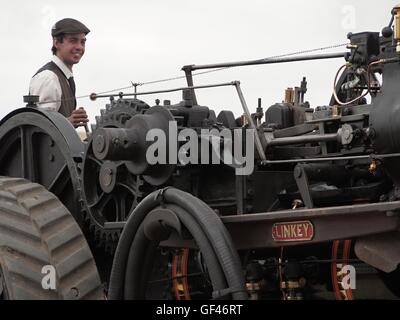 Près de Malvern, Royaume-Uni. 29 juillet, 2016. Chris Beal de Pershore aux commandes d'un labourage 1916 Fowler K7 moteur à la vapeur juste près de Welland Malvern Royaume-uni. Les amateurs de vapeur provenant de tout le pays assister à cet événement annuel qui en est à sa 52e année. Crédit : Richard Sheppard/Alamy Live News Banque D'Images