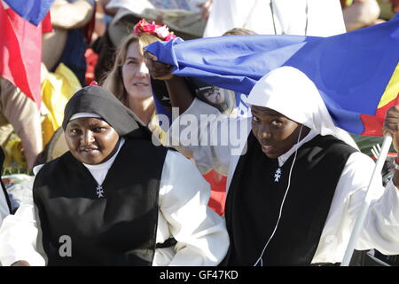 Cracovie, Pologne. 29 juillet, 2016. Deux religieuses attendre le chemin de croix pour la démarrer. Centaines de milliers de pèlerins o est arrivé au Parc Blonia de Cracovie à suivre le chemin de croix. Les stations ont été adaptés par l'évêque auxiliaire de Cracovie Grzegorz Ryś de la stations traditionnelles, à plus à voir avec les jeunes. Crédit : Michael Debets/Alamy Live News Banque D'Images