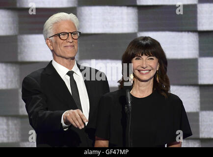 Philadelphie, Pennsylvanie, USA. 28 juillet, 2016. Ted Danson et Mary Steenburgen faire des remarques au cours de la quatrième session de la Convention nationale démocrate de 2016 à la Wells Fargo Center de Philadelphie, Pennsylvanie, le jeudi, 28 juillet 2016.Crédit : Ron Sachs/CNP. © Ron Sachs/CNP/ZUMA/Alamy Fil Live News Banque D'Images