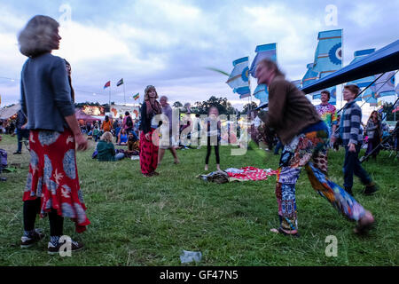 2016 WOMAD à Charlton Park, Malmesbury le 29/07/2016 . Sur la photo : un groupe de personnes jouer prises dans la lumière du soir. Photo par Julie Edwards Banque D'Images